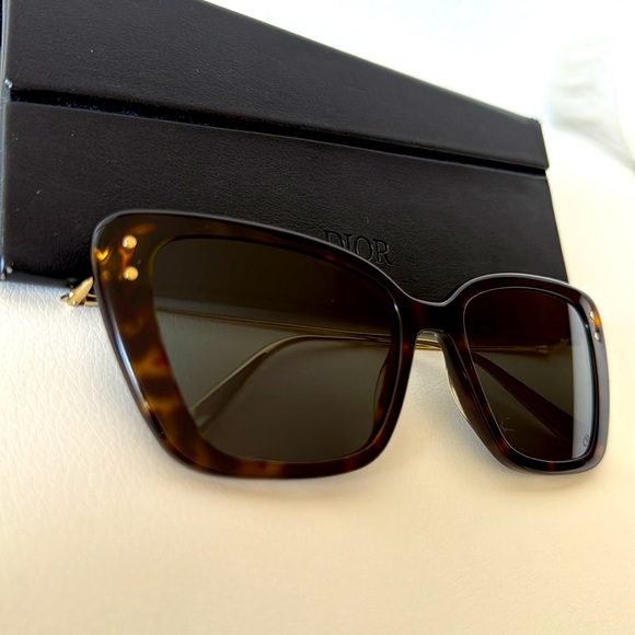 ❌SOLD❌ DIOR *NEW* Miss Dior Tortoise Sunglasses with Case in Excellent Condition - Picture 2 of 14